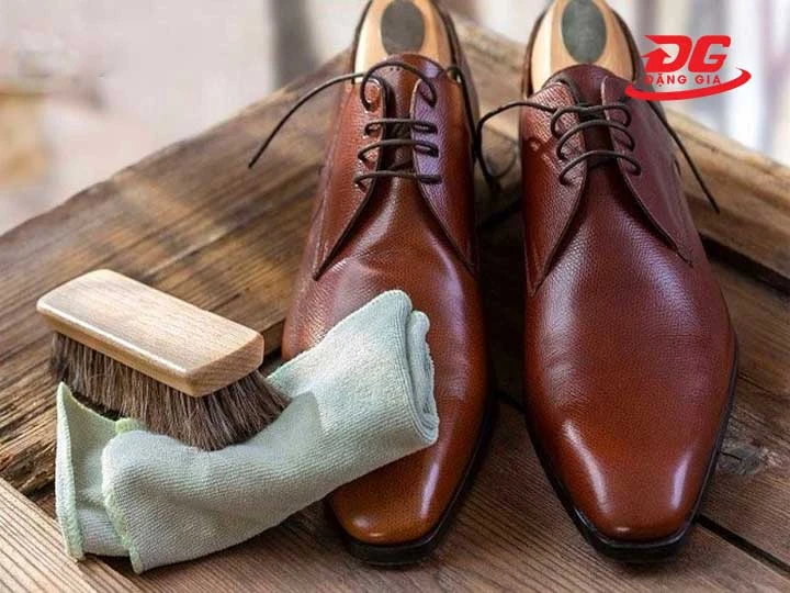 Những lưu ý quan trọng khi chăm sóc giày da