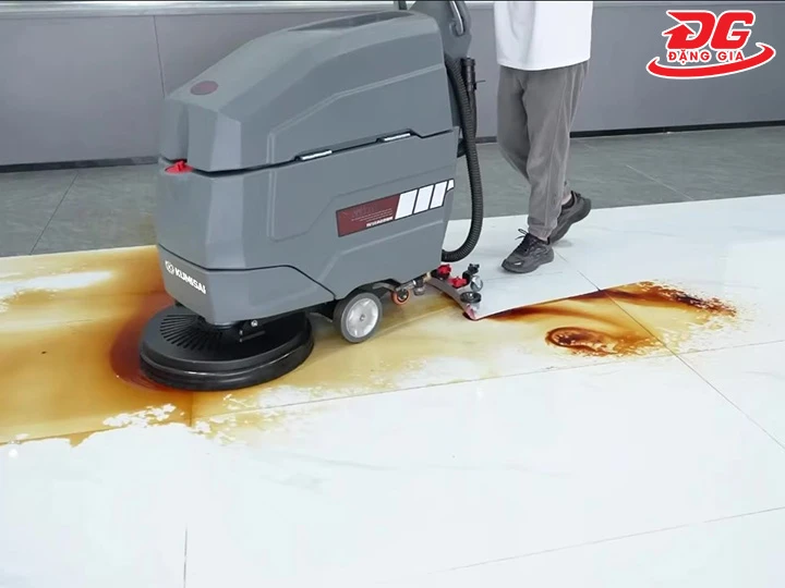 Máy chà sàn Kumisai KMS-X4 làm sạch nhanh