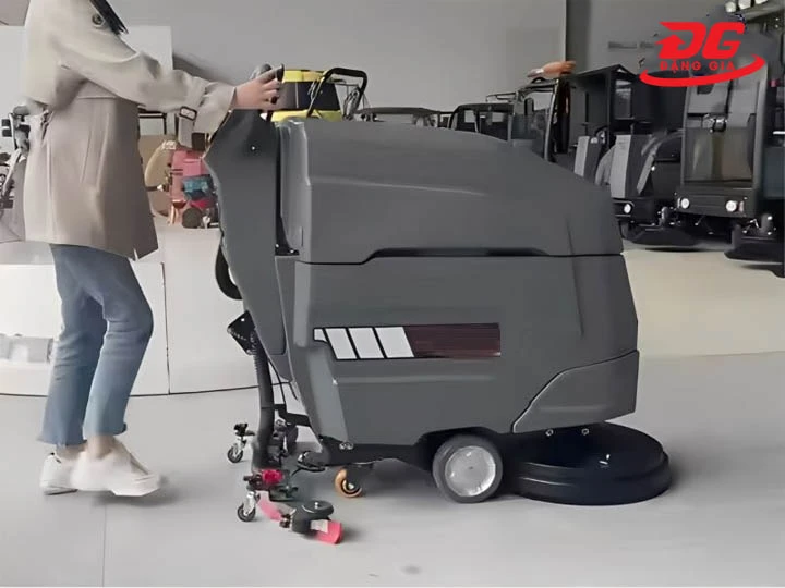 Máy chà sàn Kumisai KMS-X4 tự động di chuyển nhanh