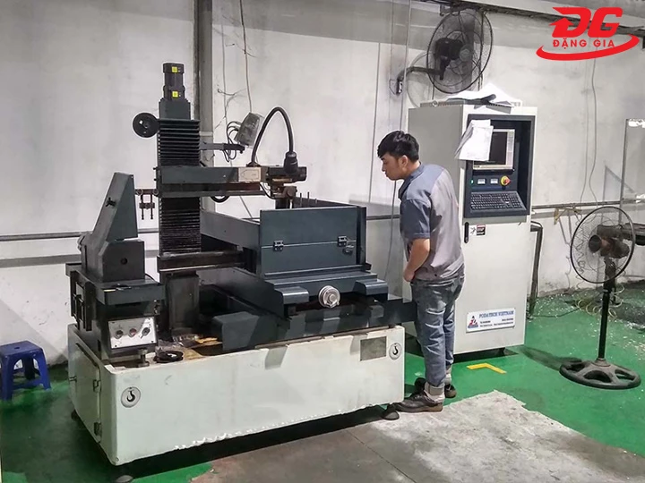 Máy gia công cơ khí hàn