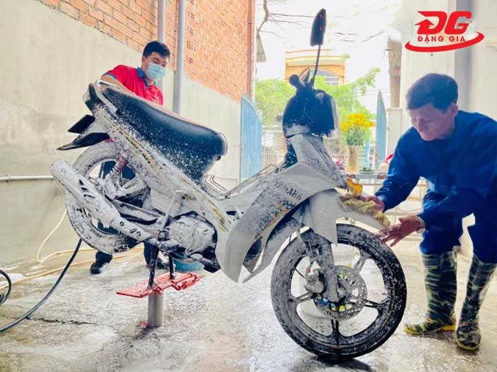 Tiệm rửa xe Tấn