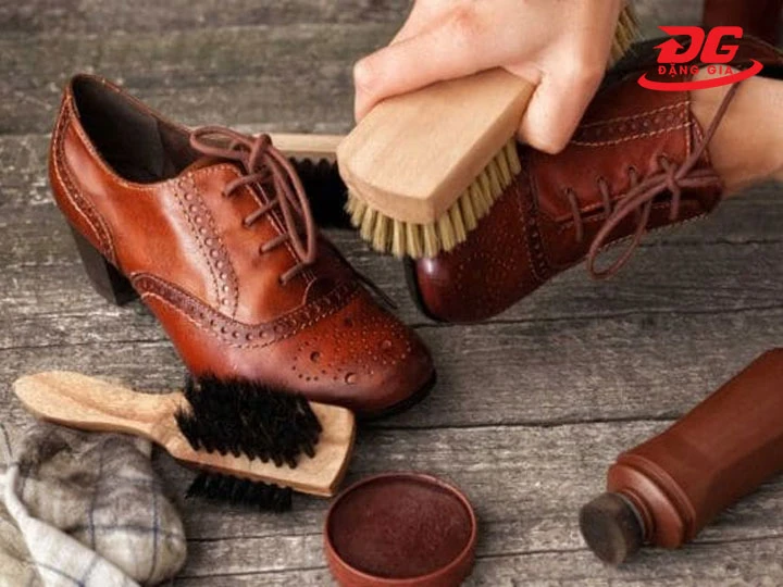Sử dụng bàn chải đánh bóng giày