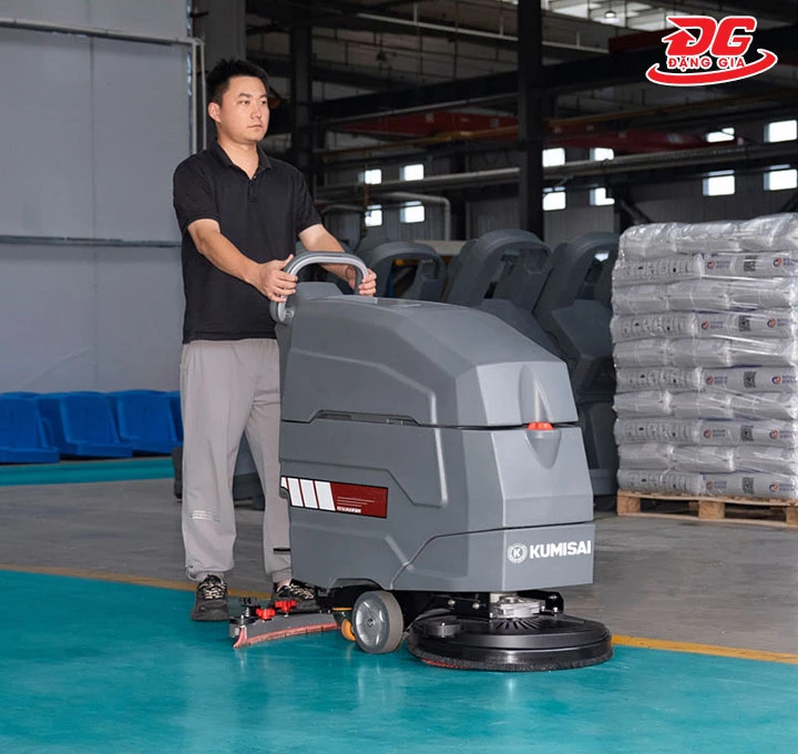 sử dụng Máy chà sàn Kumisai KMS-X4 chạy ắc quy