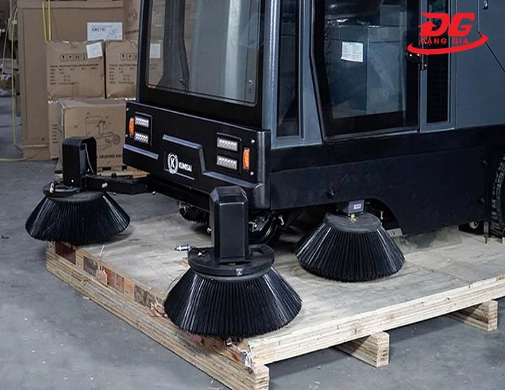 chổi xe quét rác ngồi lái Kumisai KMS-S12