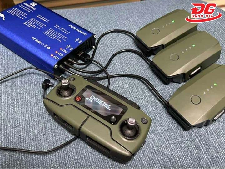 Sạc pin flycam