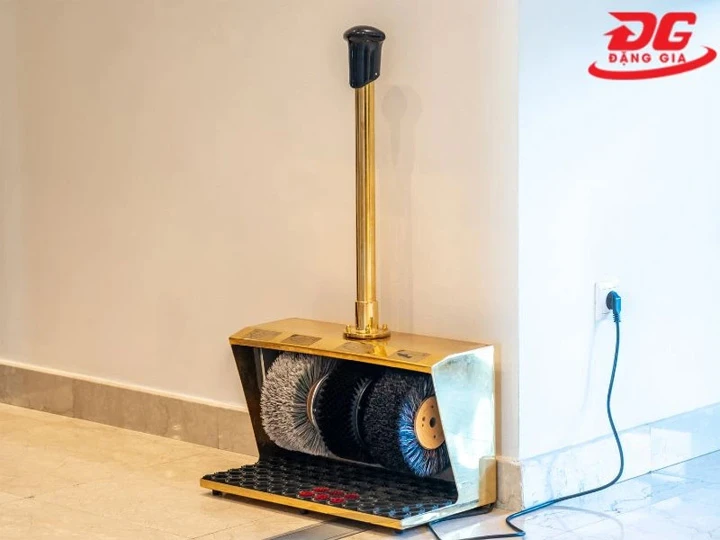 Nhấn giữ công tắc máy đánh giày tay vịn