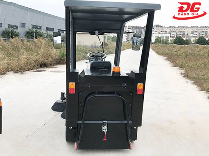 giá tiền Xe quét rác ngồi lái Kumisai KMS 1800E