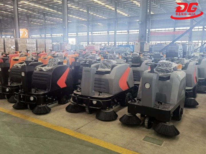 giá xe quét rác ngồi lái