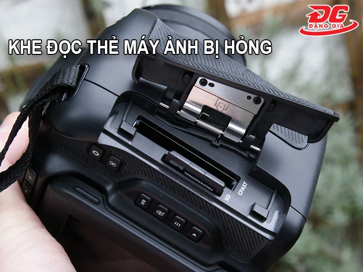 Khe đọc thẻ trên máy ảnh bị hỏng