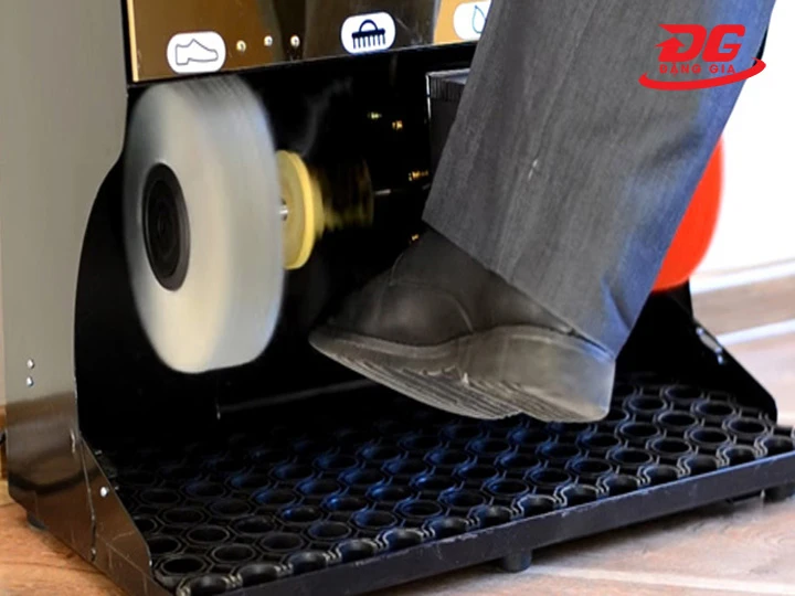 Làm sạch bẩn máy đánh giày tay vịn