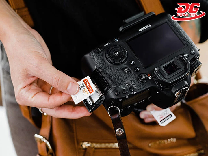 thay thẻ nhớ máy ảnh