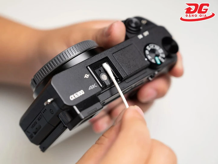 Vệ sinh thẻ nhớ, khe cắm thẻ