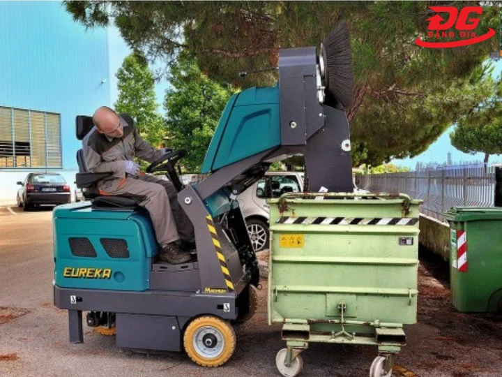xe quét rác đổ rác