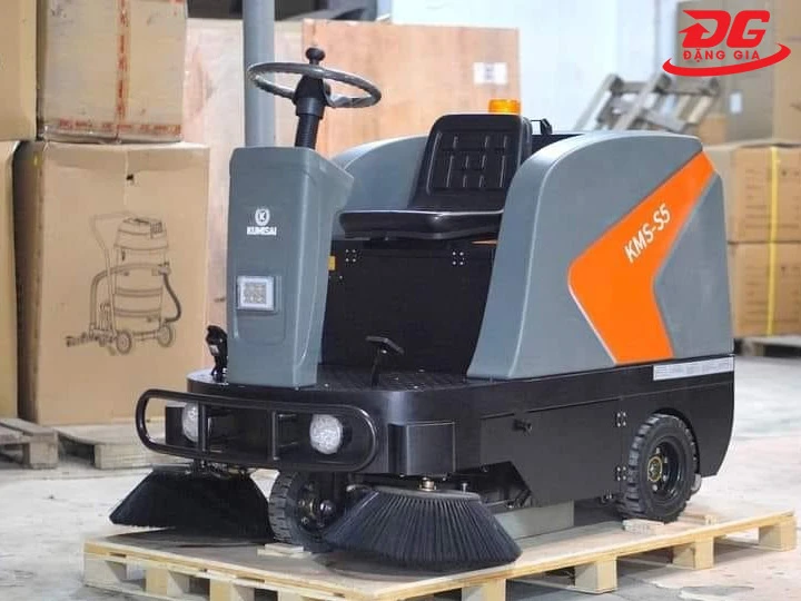 xe quét rác Kumisai