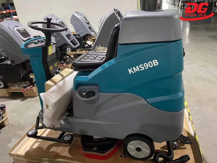 Giá máy chà sàn ngồi lái Kumisai