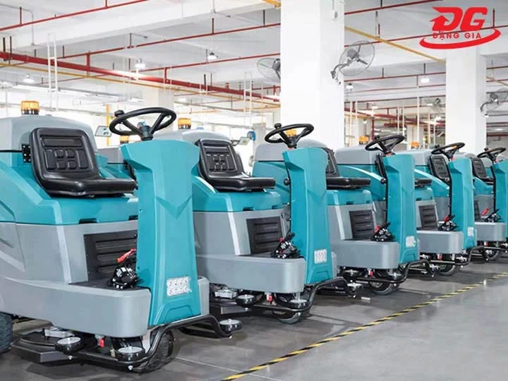 Máy chà sàn ngồi lái Kumisai