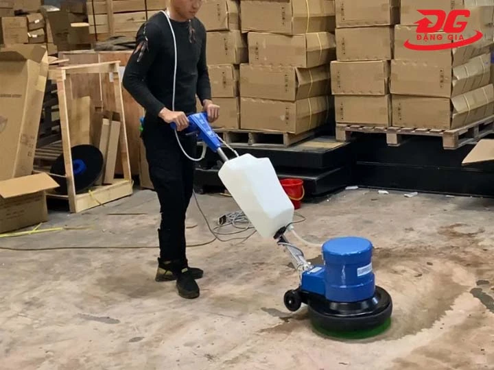 Dùng máy chà sàn Kumisai