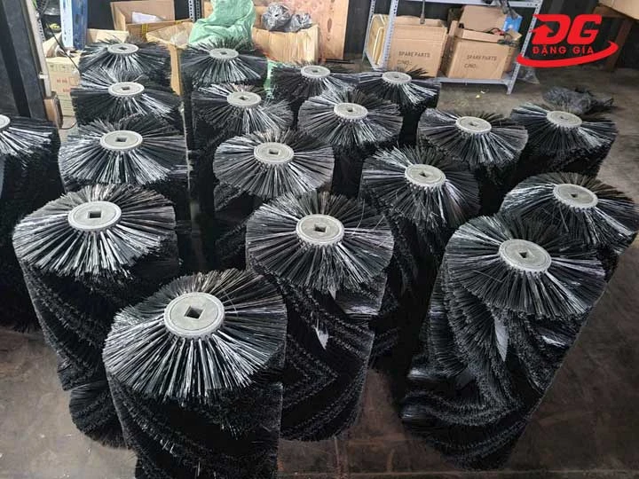 Bao lâu thay chổi trung tâm Kumisai KMS 1350E?