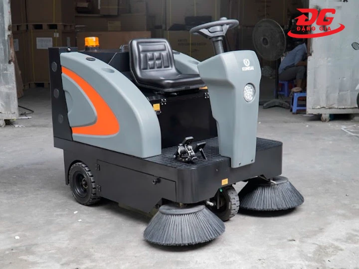 Làm sạch lớp bụi bẩn bám trên mặt đường