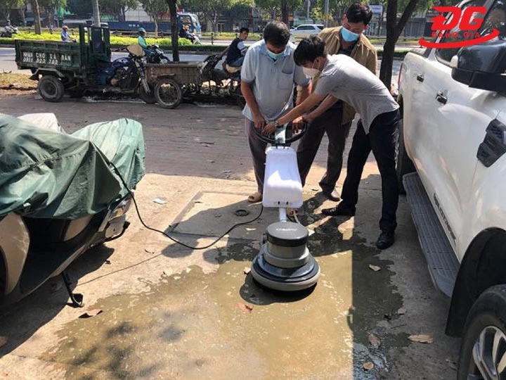 Dùng máy chà sàn Clepro