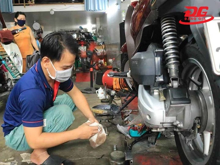 Hút nhớt xe máy có hại không