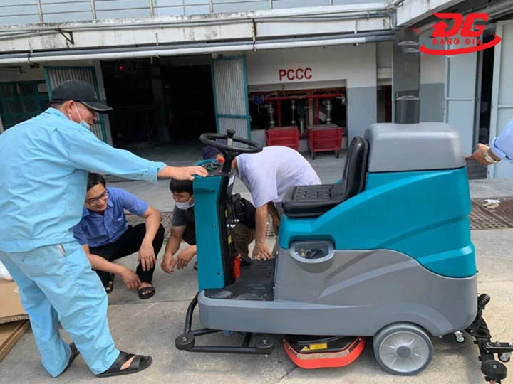 sử dụng máy chà sàn HC660