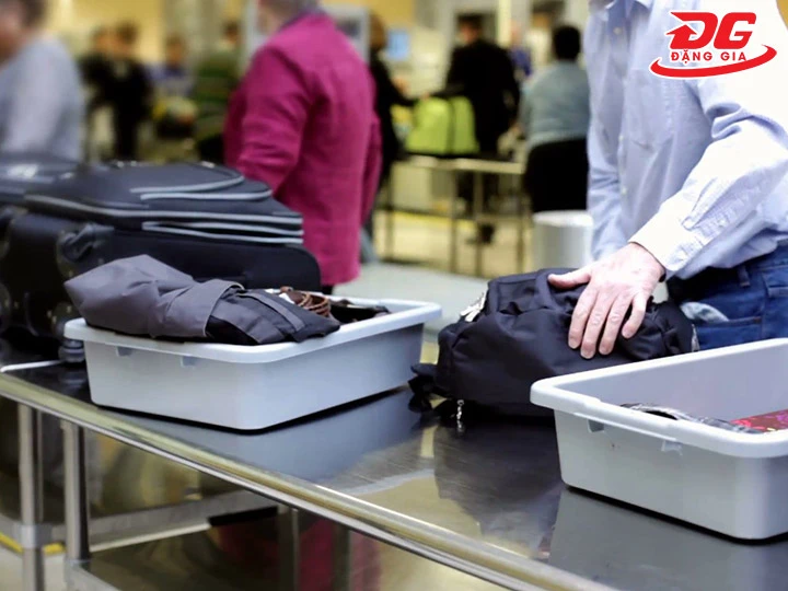 Chủ động tháo trang sức khi đi qua cổng an ninh