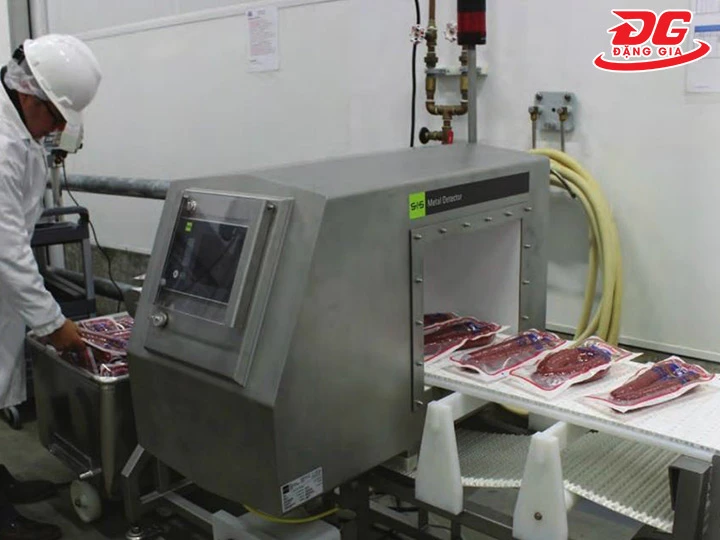 máy rà kim loại công nghiệp băng tải