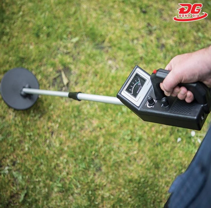 máy phát hiện kim loại dưới lòng đất