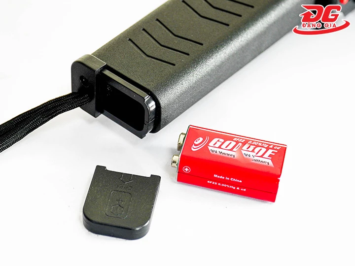 pin của máy dò kim loại