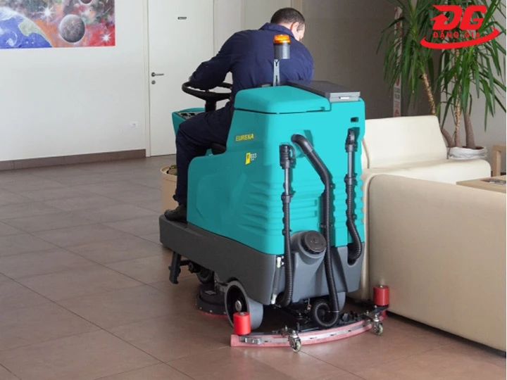 Sử dụng máy chà sàn Eureka