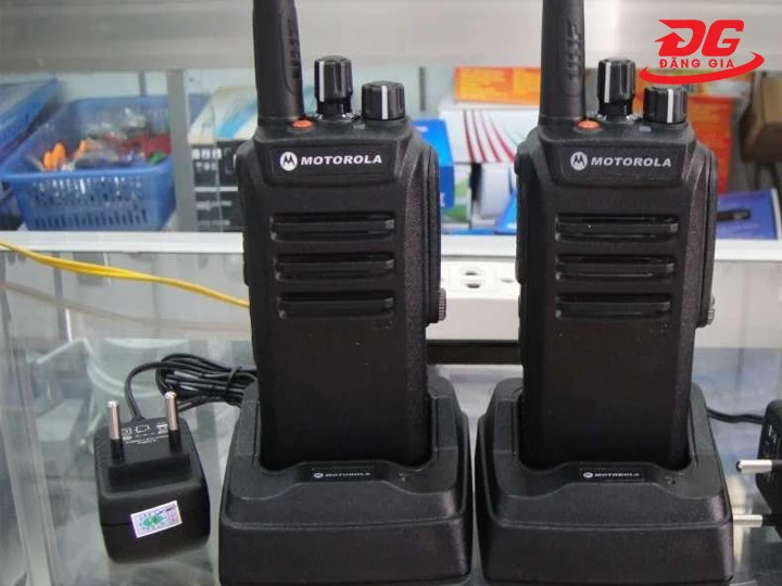 Đọc và nắm vững hướng dẫn sử dụng bộ đàm