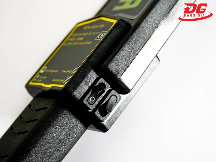 nút bấm của máy dò kim loại