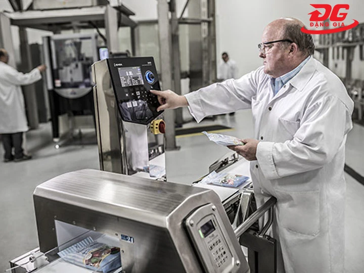 Dùng máy dò kim loại Ishida