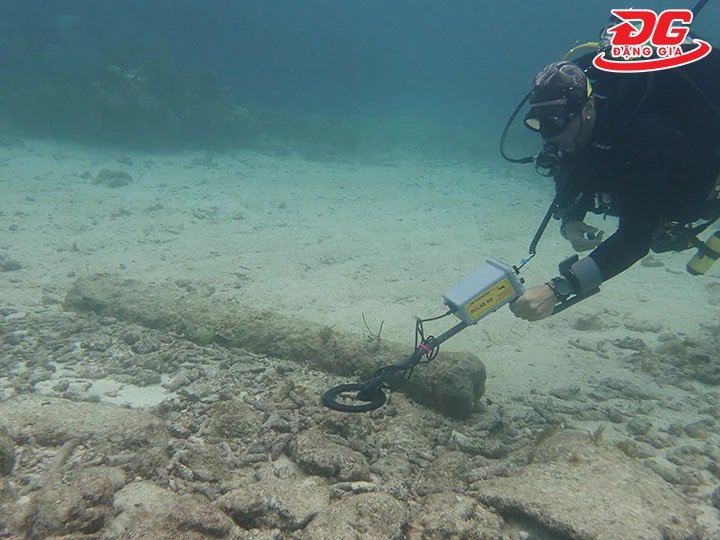 dò tìm đồ cổ dưới nước