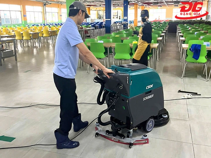 đẩy máy đều tay