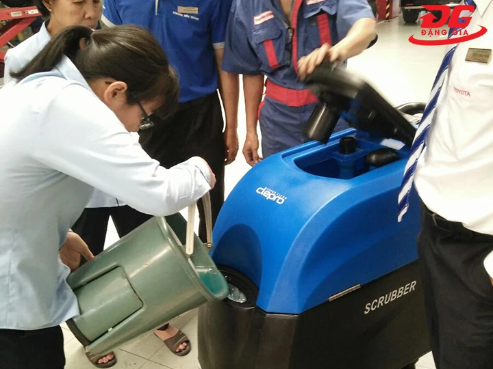 đổ nước vào máy