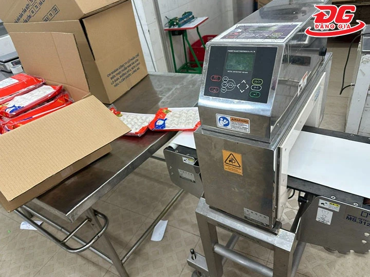 Máy dò kim loại băng tải