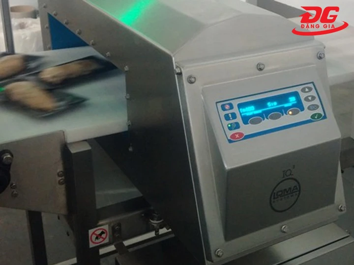 máy dò kim loại Loma làm việc