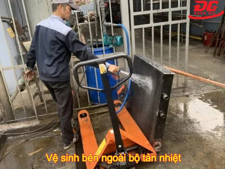 Hình ảnh vệ sinh bên ngoài bộ tản nhiệt
