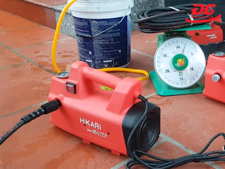 máy rửa xe Hikari xhuts nước từ xô