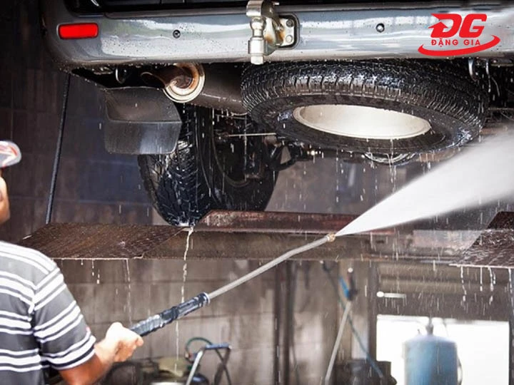 máy rửa xe Wintech xịt rửa mạnh