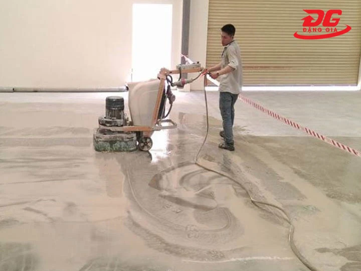 sử dụng máy chà sàn xi măng