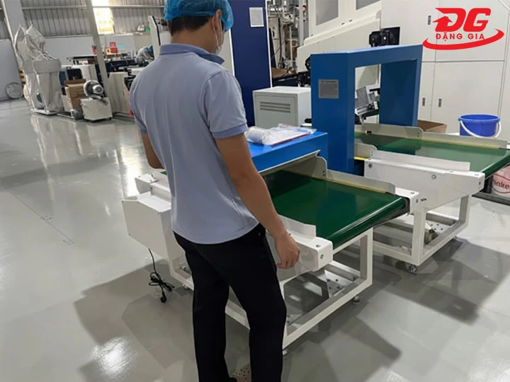 Dùng máy dò kim loại may mặc IN20-PR1