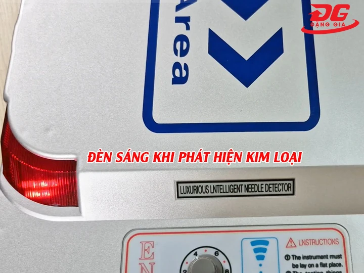 đèn sáng khi phát hiện kim loại