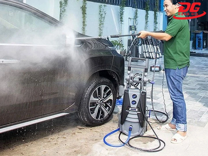 Dùng máy rửa xe Hakawa