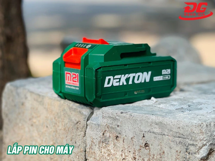 Lắp pin máy nén khí 21V