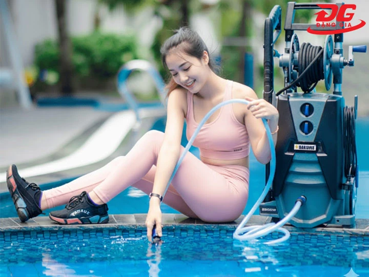 máy rửa xe Hakawa tự hút nước