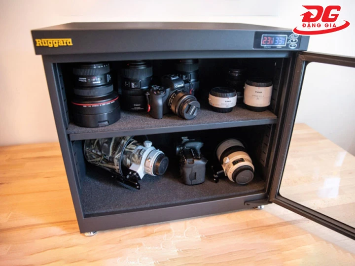 xếp đồ vào tủ chống ẩm 15L