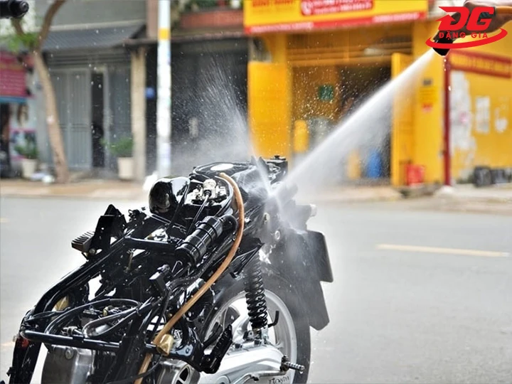 xịt rửa xe máy